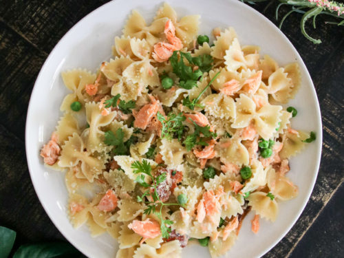 Simple and delicious smoked salmon pasta without cream - Who Noms